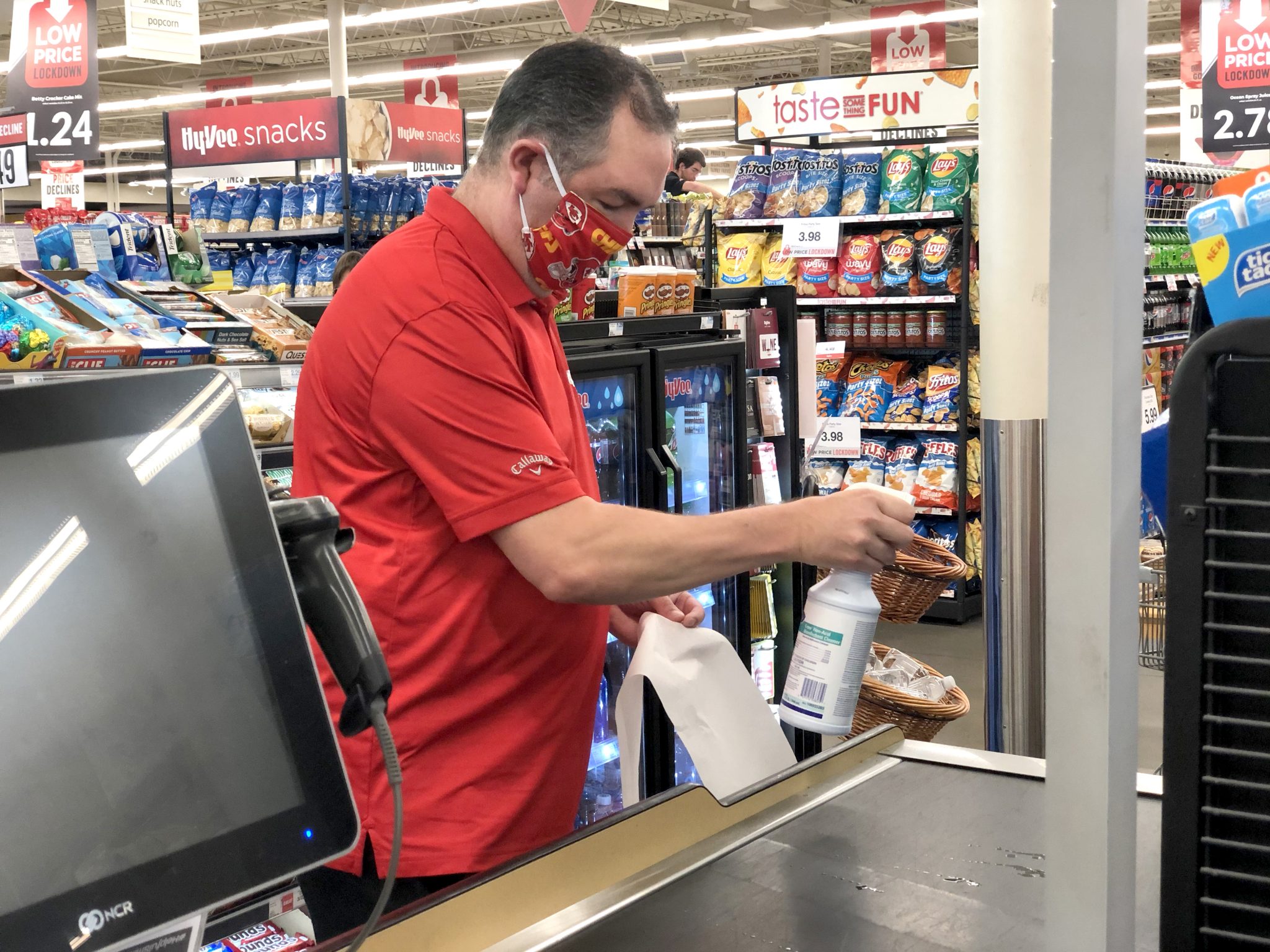 HyVee requires employees to wear masks in response to COVID19