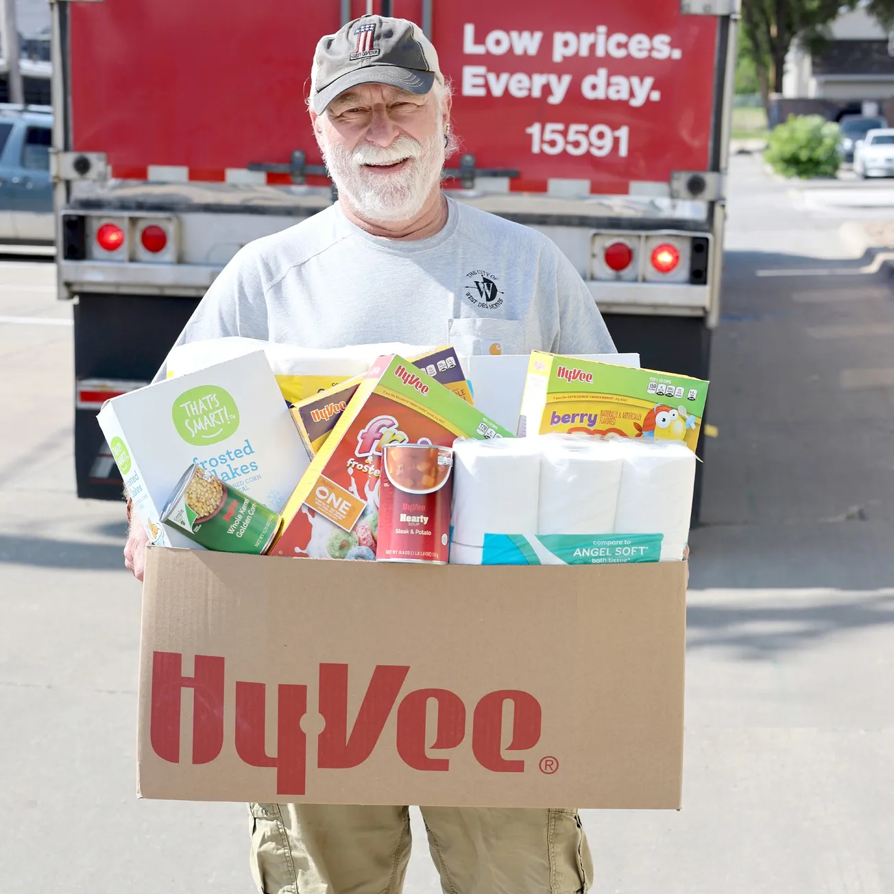 Hy-Vee reaches goal of 100 million meals for Feeding America